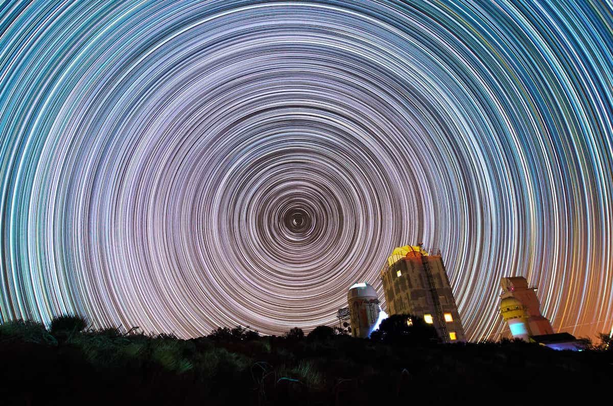 MOVIMIENTO GEOCÉNTRICO DE LAS ESTRELLAS QUE VEMOS Y CAPTAN LAS CÁMARAS TODAS LAS NOCHES